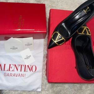 Brand new. Still in box, has all it’s original papers. It’s small for me